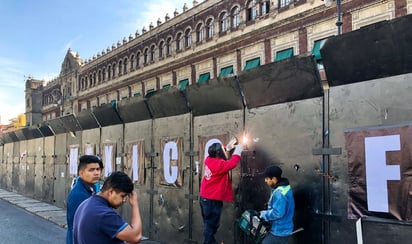 AMLO justifica vallas metálicas en Palacio Nacional; 'la derecha es muy violenta', afirma