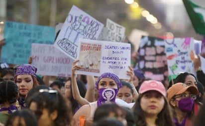 '¡El que no brinque es macho!': Zócalo se tiñe de morado por marcha del 8M