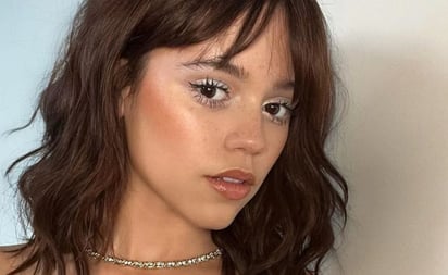 Jenna Ortega se llevó todas las miradas con su elegante look: La joven actriz sigue deslumbrando a sus fans y críticos de la moda. Esta vez apostó a un diseño extravagante