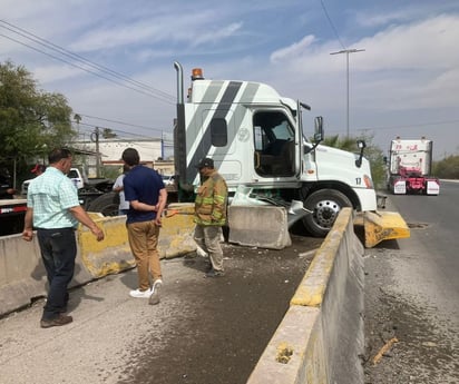 Tráiler se estrella contra muros de concreto en Castaños 