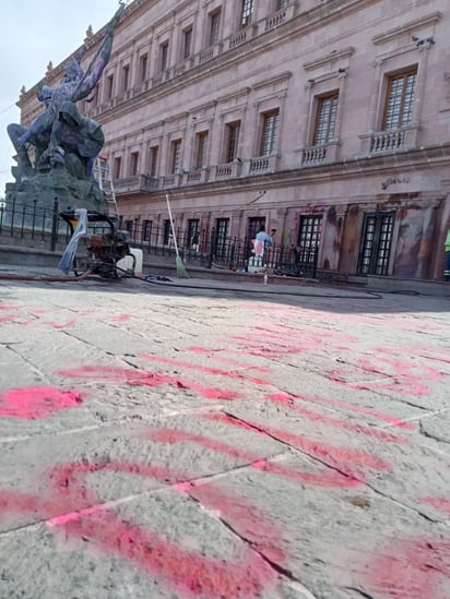 Municipio limpia pintas tras marcha del '8M'