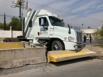 Tráiler se estrella contra muros de concreto en Castaños