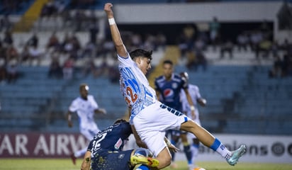 Luis Chávez recibió patadón en la cara, durante el juego