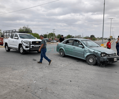 Conductor ignora alto y provoca choque en la José de las Fuentes de Monclova