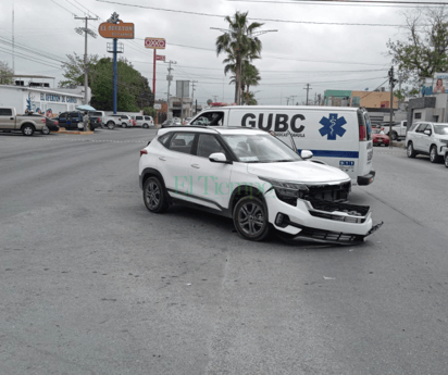 Mujer ignora señal de alto y choca en la colonia Los Pinos de Monclova