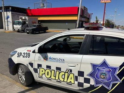 Pistola en mano sujeto asalta dos tiendas Oxxo