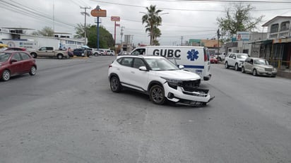 Mujer ignora señal de alto y choca en la colonia Los Pinos