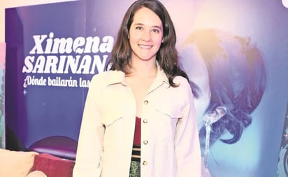 Ximena Sariñana llega, saluda y se va de premier