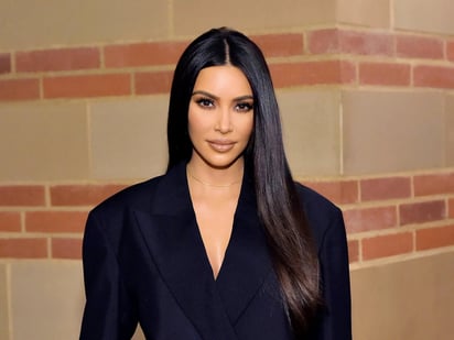 Kim Kardashian remarca sus “curvas de infarto” con vestido negro en museo de LA