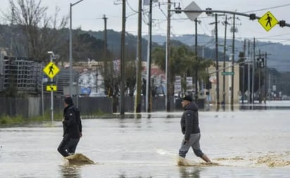 Tormenta rompe el dique de un río en California; desalojan a miles