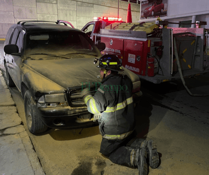 Cortocircuito provoca incendio de camioneta en la Zona Centro de Monclova