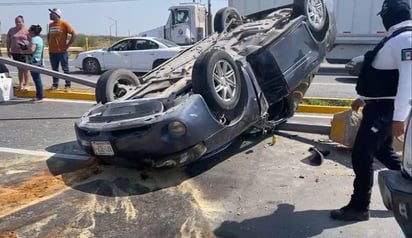 Automóvil vuelca en el libramiento Carranza por ir a alta velocidad