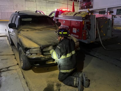 Cortocircuito provoca incendio de camioneta