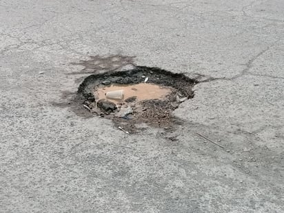 Ciudadanos piden tomar precauciones ante baches sobre calle 11