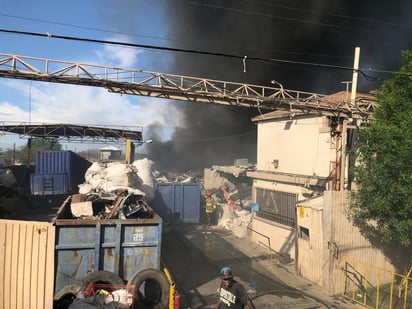 Chatarrera arde en llamas en la colonia San Joaquín por 5 horas