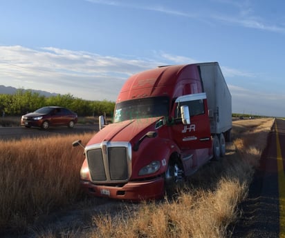 Chofer logra controlar su tráiler evitando una tragedia en la 57