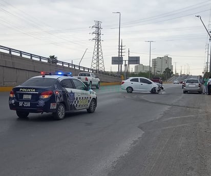 Camión choca auto y deja lesionados a mujer y niño en la colonia Obrera Norte de Monclova