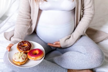 Estas son las 15 cosas que no debes comer, ni beber, estando embarazada: Evitar consumir estos productos durante 9 meses, aunque puede ser un gran sacrificio, contribuyen a que el desarrollo de tu bebé