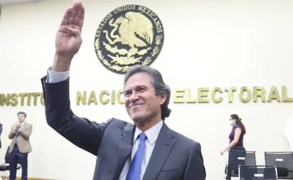 Entre aplausos, consejeros del INE reciben a Edmundo Jacobo al reincorporarse como secretario ejecutivo