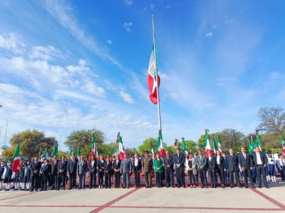 El municipio realizó el abanderamiento de alumnos de 38 escuelas en la Macroplaza