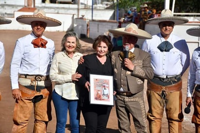 Alcaldesa homenajea a Omar Saavedra en charreada