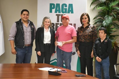 Reciben cheque del seguro contra desastres