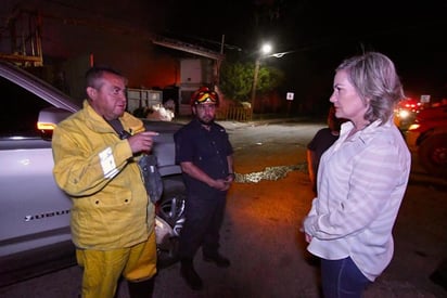 Destacan labor de bomberos en incendio de chatarrera  