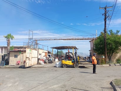 Bomberos continúan con labores en chatarrera