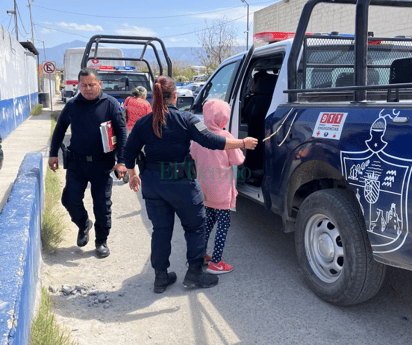 Policía Municipal rescata a niña que buscaba comida en la basura