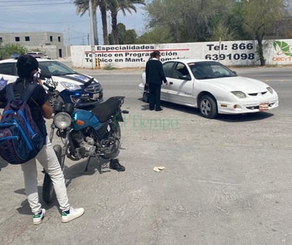 Mujer que conducía moto se estrella contra vehículo 