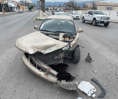 Auto y camioneta quedan destrozados tras choque