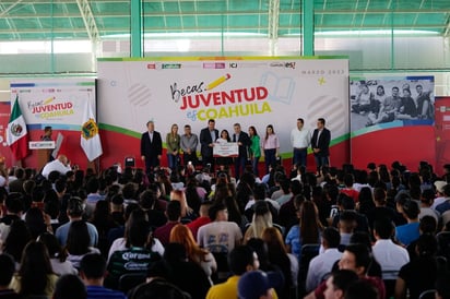 Riquelme entrega becas ‘Juventud Es-Coahuila’