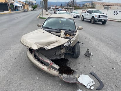 Auto y camioneta quedan destrozados tras choque