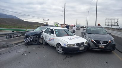 Carambola de tres autos se registra en puente de la colonia Obrera Norte de Monclova 