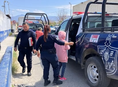 Policía rescata a niña que buscaba comida entre la basura