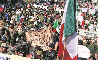 'No es una dictadura', AMLO dice respetar manifestación de militares