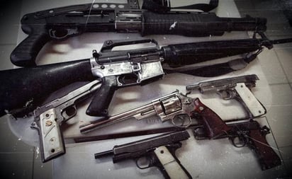 Detienen a dos en EU por tráfico de armas; querían enviar fusiles y lanzagranadas a México