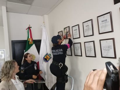 Dos policías recién egresados reciben reconocimientos