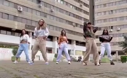 VIDEO: Mujeres iraníes protestan al ritmo de 'Calm Down', canción de Rema y Selena Gómez: El video de un grupo de 5 mujeres bailando en el barrio de Ekbatan alertó a las autoridades.