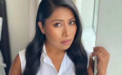 Yalitza Aparicio brilla en vestido lencero con detalle cut out