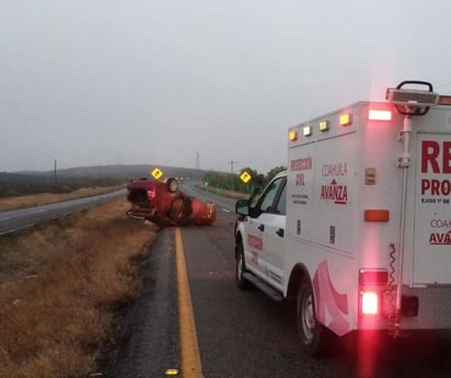 Volcadura deja tres lesionados en la carretera Monclova-Sabinas