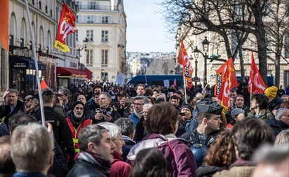 Presidente de Francia, Emmanuel Macron, impone su impopular reforma a pensiones sin voto de diputados