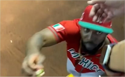 VIDEO: Randy Arozarena 'rescata' arete extraviado de una fanática en el Clásico Mundial de Beisbol: El pelotero mexicano ayudó a una aficionada a recuperar su objeto en pleno partido.