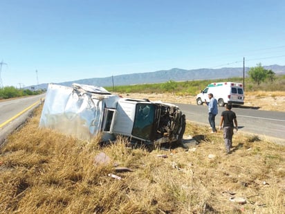 Camión refrigerante vuelca en la carretera 57