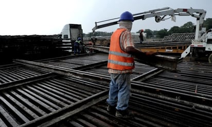 AMLO urge a trabajar día y noche en obras prioritarias de su administración