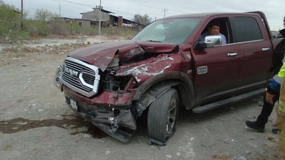 Distraído conductor choca contra tráiler