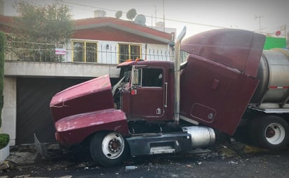 Choca pipa de agua contra 3 viviendas en Iztapalapa