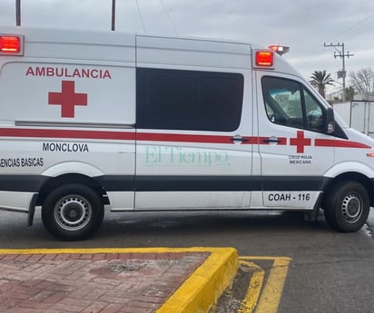 Conductor se trepa a camellón en el sector El Pueblo de Monclova