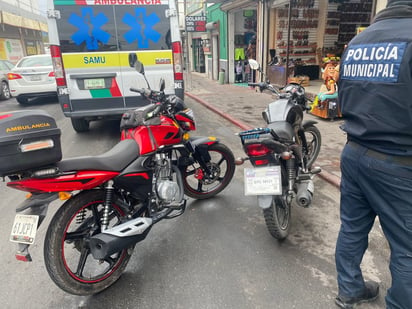 Mujer cae de moto en calles de la Zona Centro de Monclova