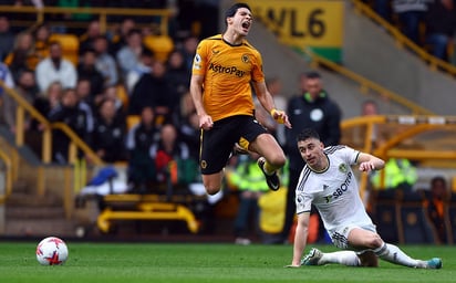 ¡Doloroso! Raúl Jiménez jugó los 90' en la derrota de Wolves ante Leeds United: 2-4